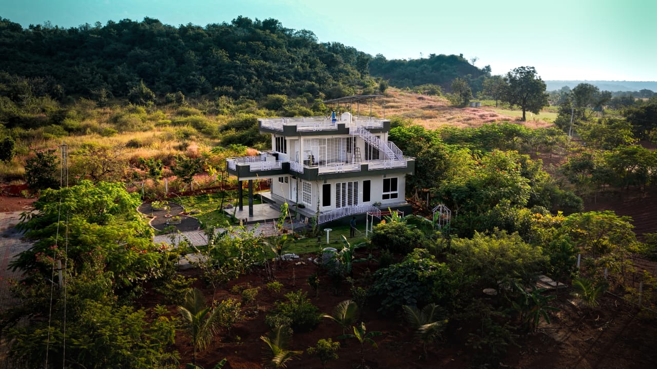 Contemporary farmhouse Hillock